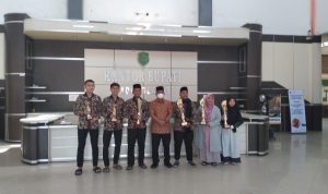 Plt.Bupati PadangLawas ( Palas ). drg.H.Ahmad Zarnawi Pasaribu Cht.MM,M.Si Foto bersama dengan para khafilah calon utusan Provsu MtqN di Kalsel , Selasa (29/03/2022) di ruangan Kantor SKPD terpadu.