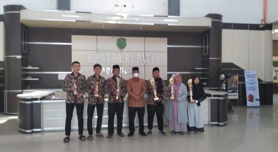Plt.Bupati PadangLawas ( Palas ). drg.H.Ahmad Zarnawi Pasaribu Cht.MM,M.Si Foto bersama dengan para khafilah calon utusan Provsu MtqN di Kalsel , Selasa (29/03/2022) di ruangan Kantor SKPD terpadu.