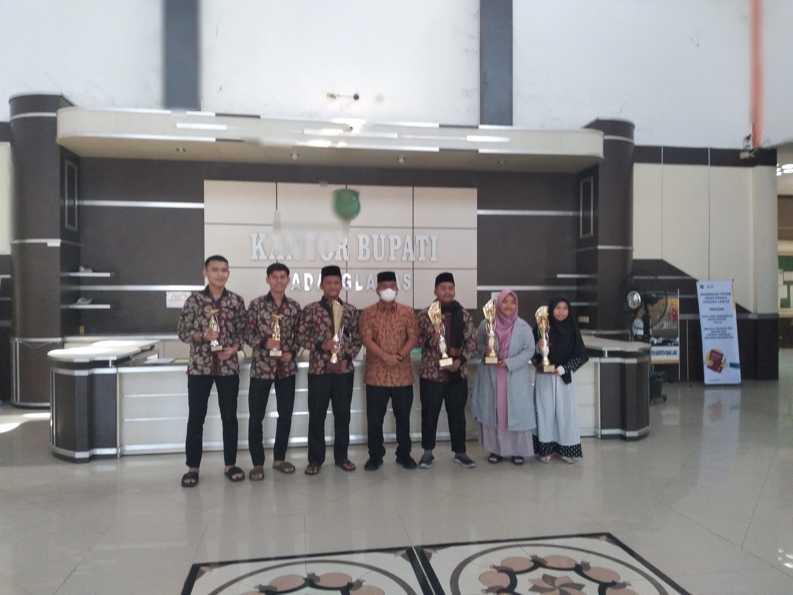 Plt.Bupati PadangLawas ( Palas ). drg.H.Ahmad Zarnawi Pasaribu Cht.MM,M.Si Foto bersama dengan para khafilah calon utusan Provsu MtqN di Kalsel , Selasa (29/03/2022) di ruangan Kantor SKPD terpadu.