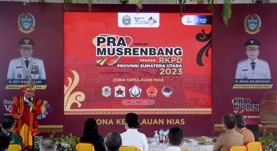 Gubernur Sumatera Utara (Sumut) Edy Rahmayadi dipakaikan pakaian adat Nias Selatan. Turut serta Bupati Nias Selatan Hilarius Duha, Bupati Nias Utara Amizaro Waruwu, Bupati Nias Barat Khenoki Waruwu, Bupati Nias Yaatulo Gulo, Anggota DPRD Sumut Thomas Dachi, pada pembukaan Pra Musyawarah Rencana Pembangunan (Musrenbang) Rencana Kerja Pemerintah Daerah (RKPD) Sumut tahun 2023 Zona Kepulauan Nias di Walo Green House, Desa Bawonifaoso, Kecamatan Teluk Dalam Nias Selatan, Senin (7/3).