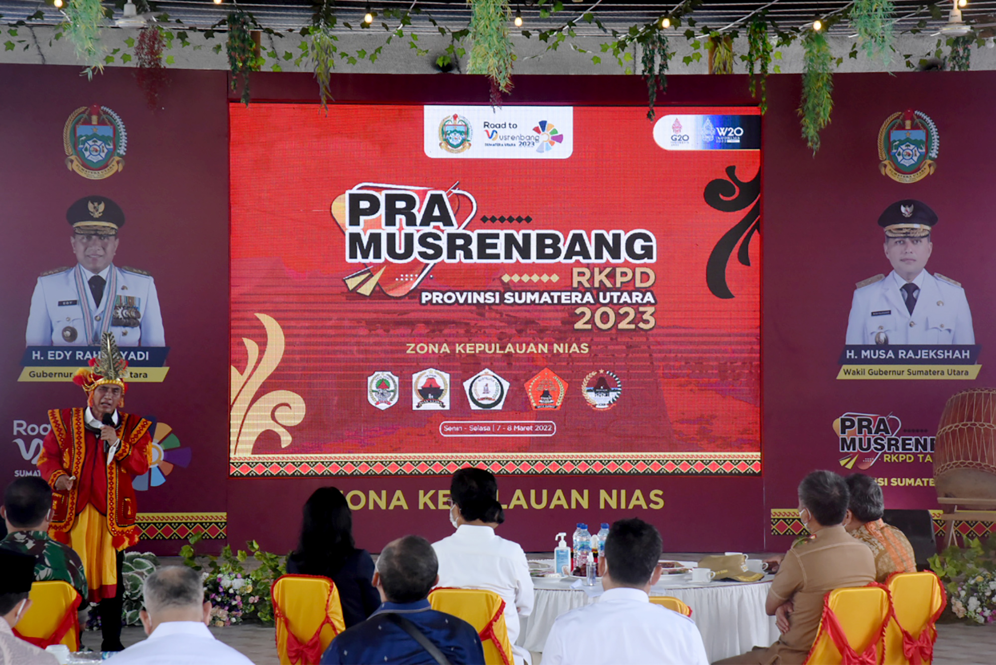 Gubernur Sumatera Utara (Sumut) Edy Rahmayadi dipakaikan pakaian adat Nias Selatan. Turut serta Bupati Nias Selatan Hilarius Duha, Bupati Nias Utara Amizaro Waruwu, Bupati Nias Barat Khenoki Waruwu, Bupati Nias Yaatulo Gulo, Anggota DPRD Sumut Thomas Dachi, pada pembukaan Pra Musyawarah Rencana Pembangunan (Musrenbang) Rencana Kerja Pemerintah Daerah (RKPD) Sumut tahun 2023 Zona Kepulauan Nias di Walo Green House, Desa Bawonifaoso, Kecamatan Teluk Dalam Nias Selatan, Senin (7/3).