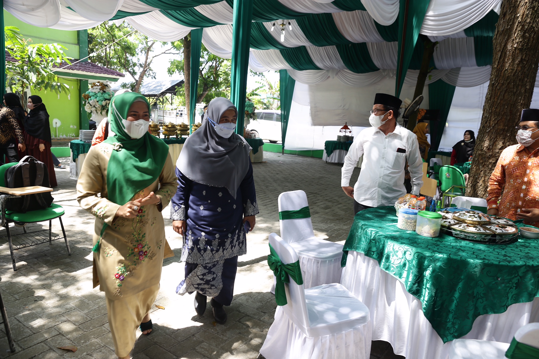 Wakil Penasihat Dharma Wanita Persatuan (DWP) Sumatera Utara (Sumut) Sri Ayu Mihari menghadiri kegiatan bakti sosial yang dilaksanakan Dharma Wanita Unit Fakultas Syariah dan Hukum bekerja sama dengan Fakultas Syariah dan Hukum UIN Sumut di Ruang Terbuka Hijau (RTH) di Kampus Jalan Williem Iskandar Pasar V Medan Estate, Kecamatan Percut Seituan, Kabupaten Deliserdang, Selasa (8/3).