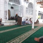 Ustadz H. Syamsul Bahri Rangkuti, Lc, MA (baju warna gelap dan peci putih) saat menyampaikan taushiyah atau ceramah di depan para jemaah ssholat fardhu Zuhur di Masjid Agung Al-Abror, Selasa (05/04/2022) siang.