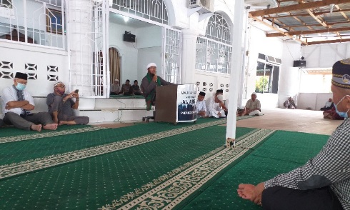 Ustadz H. Syamsul Bahri Rangkuti, Lc, MA (baju warna gelap dan peci putih) saat menyampaikan taushiyah atau ceramah di depan para jemaah ssholat fardhu Zuhur di Masjid Agung Al-Abror, Selasa (05/04/2022) siang.