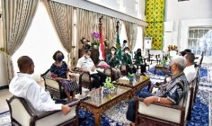 Gubernur Sumatera Utara (Sumut) Edy Rahmayadi menerima audiensi paduan suara El Shaddai Universitas Sumatera Utara (USU) di Rumah Dinas Gubernur Sumut, Jalan Sudirman, Medan, Rabu (13/4/2022)