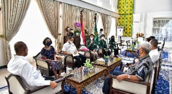 Gubernur Sumatera Utara (Sumut) Edy Rahmayadi menerima audiensi paduan suara El Shaddai Universitas Sumatera Utara (USU) di Rumah Dinas Gubernur Sumut, Jalan Sudirman, Medan, Rabu (13/4/2022)