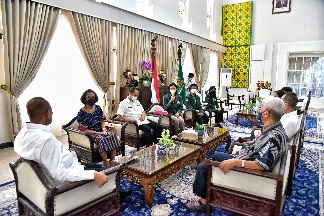 Gubernur Sumatera Utara (Sumut) Edy Rahmayadi menerima audiensi paduan suara El Shaddai Universitas Sumatera Utara (USU) di Rumah Dinas Gubernur Sumut, Jalan Sudirman, Medan, Rabu (13/4/2022)