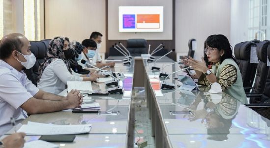 Chairwoman W20 Hardiani Uli Silalahi memimpin rapat koordinasi persiapan acara puncak W20 di Danau Toba, dengan Plt Kepala Dinas Komunikasi dan Informatika (Kominfo) Sumut Kaiman Turnip dan jajarannya, di Kantor Dinas Kominfo Sumut Jalan HM Said Nomor 27, Medan, Rabu (13/4)