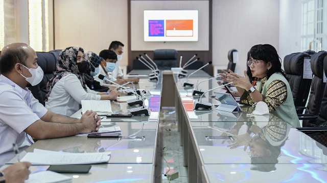 Chairwoman W20 Hardiani Uli Silalahi memimpin rapat koordinasi persiapan acara puncak W20 di Danau Toba, dengan Plt Kepala Dinas Komunikasi dan Informatika (Kominfo) Sumut Kaiman Turnip dan jajarannya, di Kantor Dinas Kominfo Sumut Jalan HM Said Nomor 27, Medan, Rabu (13/4)