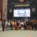 Gubernur Sumatera Utara (Sumut) Edy Rahmayadi foto bersama dengan Unsur Forkopimda, Ketua DPRD Sumut Baskami Ginting, para Wakil Ketua DPRD Sumut, para mantan Ketua DPRD Sumut, para mantan Sekda Provinsi Sumut, dan para mantan Gubernur Sumatera Utara, usai Sidang Paripurna dengan agenda Peringatan Hari Jadi Pemerintahan Provinsi Sumut ke-74, di Ruang Sidang DPRD Sumut, Kamis (14/04).