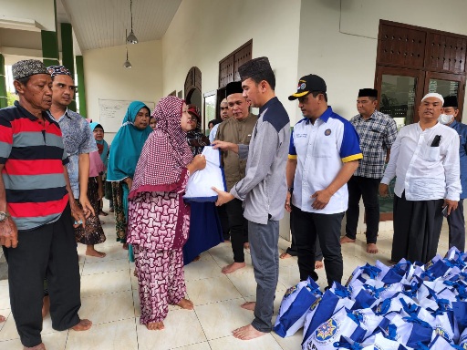 Dewan Pengurus Provinsi (DPP) Ikatan Keluarga Alumni Pendidikan Tinggi Kepamongprajaan (IKAPTK) Sumatera Utara (Sumut) menggelar bakti sosial bagi anak yatim dan kaum dhuafa di wilayah Medan dan Deliserdang, Jumat (15/4). Kegiatan tersebut dipimpin langsung Ketua DPP IKAPTK Sumut Faisal Arif Nasution bersama para pengurus lainnya