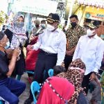Gubernur Sumatera Utara (Sumut) Edy Rahmayadi mendampingi Menteri Koordinator Bidang Pembangunan Manusia dan Kebudayaan Muhadjir Effendy meninjai lokasi pembagian bantuan sosial di Kantor Camat Medan Belawan, Jalan Cimanuk, Belawan II dan sekaligus meninjau langsung ke rumah warga pinggiran yang mendapat kan bantuan langsung di kawasan Belawan Bahari, Kecamatan Medan Belawan, Kota Medan, Sabtu (16/4/2022).