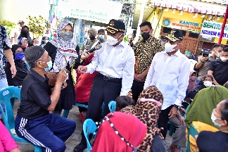 Gubernur Sumatera Utara (Sumut) Edy Rahmayadi mendampingi Menteri Koordinator Bidang Pembangunan Manusia dan Kebudayaan Muhadjir Effendy meninjai lokasi pembagian bantuan sosial di Kantor Camat Medan Belawan, Jalan Cimanuk, Belawan II dan sekaligus meninjau langsung ke rumah warga pinggiran yang mendapat kan bantuan langsung di kawasan Belawan Bahari, Kecamatan Medan Belawan, Kota Medan, Sabtu (16/4/2022).