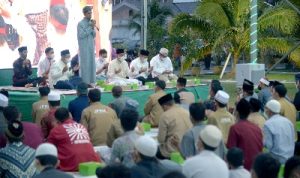 Gubernur Sumut Edy Rahmayadi berbuka puasa bersama Jaringan Pemuda dan Remaja Masjid Indonesia (JPRMI) dan Forum Da'i dan Ustaz Muda (FODIUM) di halaman Rumah Dinas Gubernur Sumut, Jalan Sudirman No. 41 Medan, Minggu (17/4/2022). Turut sebagai penceramah pada kegiatan ini, Ustaz Muzammil Hasballah