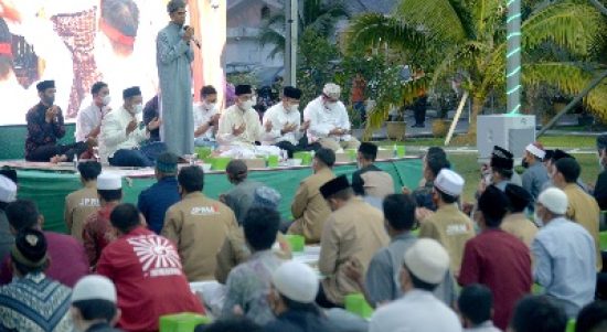 Gubernur Sumut Edy Rahmayadi berbuka puasa bersama Jaringan Pemuda dan Remaja Masjid Indonesia (JPRMI) dan Forum Da'i dan Ustaz Muda (FODIUM) di halaman Rumah Dinas Gubernur Sumut, Jalan Sudirman No. 41 Medan, Minggu (17/4/2022). Turut sebagai penceramah pada kegiatan ini, Ustaz Muzammil Hasballah
