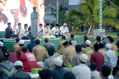 Gubernur Sumut Edy Rahmayadi berbuka puasa bersama Jaringan Pemuda dan Remaja Masjid Indonesia (JPRMI) dan Forum Da'i dan Ustaz Muda (FODIUM) di halaman Rumah Dinas Gubernur Sumut, Jalan Sudirman No. 41 Medan, Minggu (17/4/2022). Turut sebagai penceramah pada kegiatan ini, Ustaz Muzammil Hasballah