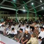Gubernur Sumatera Utara (Sumut) Edy Rahmayadi buka puasa bersama para Guru Agama Islam dan salat tarawih berjemaah di Halaman Rumah Dinas Gubernur, Jalan Jenderal Sudirman Nomor 41 Medan, Sabtu (16/4).