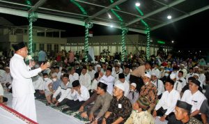 Gubernur Sumatera Utara (Sumut) Edy Rahmayadi buka puasa bersama para Guru Agama Islam dan salat tarawih berjemaah di Halaman Rumah Dinas Gubernur, Jalan Jenderal Sudirman Nomor 41 Medan, Sabtu (16/4).