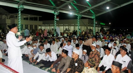 Gubernur Sumatera Utara (Sumut) Edy Rahmayadi buka puasa bersama para Guru Agama Islam dan salat tarawih berjemaah di Halaman Rumah Dinas Gubernur, Jalan Jenderal Sudirman Nomor 41 Medan, Sabtu (16/4).
