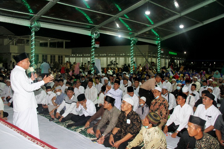 Gubernur Sumatera Utara (Sumut) Edy Rahmayadi buka puasa bersama para Guru Agama Islam dan salat tarawih berjemaah di Halaman Rumah Dinas Gubernur, Jalan Jenderal Sudirman Nomor 41 Medan, Sabtu (16/4).