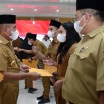 Gubernur Sumatera Utara (Sumut) Edy Rahmayadi melantik sejumlah Pegawai Negeri Sipil (PNS) dengan pengambilan sumpah/janji dan penyerahan SK PNS serta penyerahan SK kenaikan pangkat PNS Guru SMA/SMK di lingkungan Pemerintah Provinsi Sumut di Aula Tengku Rizal Nurdin, Jalan Jenderal Sudirman Nomor 41 Medan, Senin (18/4).