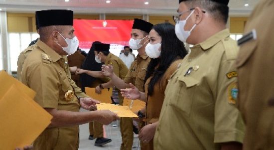 Gubernur Sumatera Utara (Sumut) Edy Rahmayadi melantik sejumlah Pegawai Negeri Sipil (PNS) dengan pengambilan sumpah/janji dan penyerahan SK PNS serta penyerahan SK kenaikan pangkat PNS Guru SMA/SMK di lingkungan Pemerintah Provinsi Sumut di Aula Tengku Rizal Nurdin, Jalan Jenderal Sudirman Nomor 41 Medan, Senin (18/4).