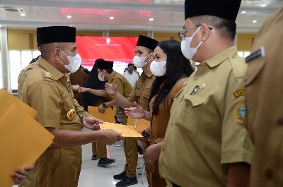 Gubernur Sumatera Utara (Sumut) Edy Rahmayadi melantik sejumlah Pegawai Negeri Sipil (PNS) dengan pengambilan sumpah/janji dan penyerahan SK PNS serta penyerahan SK kenaikan pangkat PNS Guru SMA/SMK di lingkungan Pemerintah Provinsi Sumut di Aula Tengku Rizal Nurdin, Jalan Jenderal Sudirman Nomor 41 Medan, Senin (18/4).
