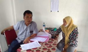 Ketua Jaringan Pendamping Kebijakan Pembangunan Wilayah Kabupaten Padanglawas Utara, Dewi Sartika Siregar saat mengunjungi kantor SPBU Aeknauli yang diterima Manager SPBU melalui Supervisor Hendri Simatupang.