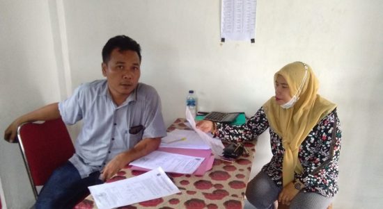 Ketua Jaringan Pendamping Kebijakan Pembangunan Wilayah Kabupaten Padanglawas Utara, Dewi Sartika Siregar saat mengunjungi kantor SPBU Aeknauli yang diterima Manager SPBU melalui Supervisor Hendri Simatupang.