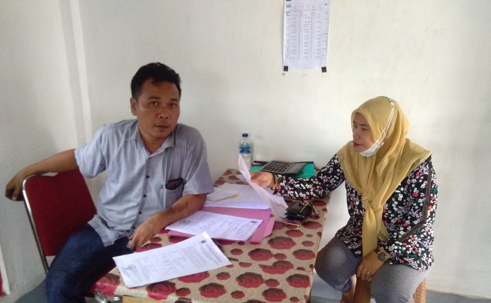 Ketua Jaringan Pendamping Kebijakan Pembangunan Wilayah Kabupaten Padanglawas Utara, Dewi Sartika Siregar saat mengunjungi kantor SPBU Aeknauli yang diterima Manager SPBU melalui Supervisor Hendri Simatupang.
