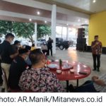 AKBP Robin Simatupang memberikan sambutan dalam gelaran silaturahmi di Pantai Romantis Kecamatan Perbaungan.