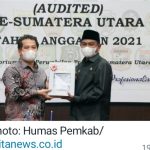Kepala BPK RI Perwakilan Provsu, Eydu Oktain Panjaitan S.E.,M.M., Ak,CA,CSFA, memberikan apresiasi yang setinggi-tingginya kepada Pemkab Sergai karena penyerahan hasil koreksi dari laporan pemeriksaan kepada Bupati Sergai Darma Wijaya (kanan).