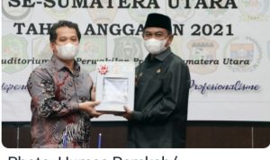 Kepala BPK RI Perwakilan Provsu, Eydu Oktain Panjaitan S.E.,M.M., Ak,CA,CSFA, memberikan apresiasi yang setinggi-tingginya kepada Pemkab Sergai karena penyerahan hasil koreksi dari laporan pemeriksaan kepada Bupati Sergai Darma Wijaya (kanan).
