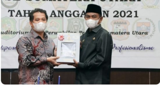 Kepala BPK RI Perwakilan Provsu, Eydu Oktain Panjaitan S.E.,M.M., Ak,CA,CSFA, memberikan apresiasi yang setinggi-tingginya kepada Pemkab Sergai karena penyerahan hasil koreksi dari laporan pemeriksaan kepada Bupati Sergai Darma Wijaya (kanan).
