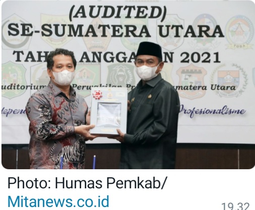 Kepala BPK RI Perwakilan Provsu, Eydu Oktain Panjaitan S.E.,M.M., Ak,CA,CSFA, memberikan apresiasi yang setinggi-tingginya kepada Pemkab Sergai karena penyerahan hasil koreksi dari laporan pemeriksaan kepada Bupati Sergai Darma Wijaya (kanan).