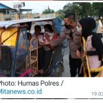 Personel Humas Polres Sergai, Bripka Juparto Situmorang, S.H terlihat membagikan takjil kepada setiap pengendara yang melintas di Jalan Sei Rampah