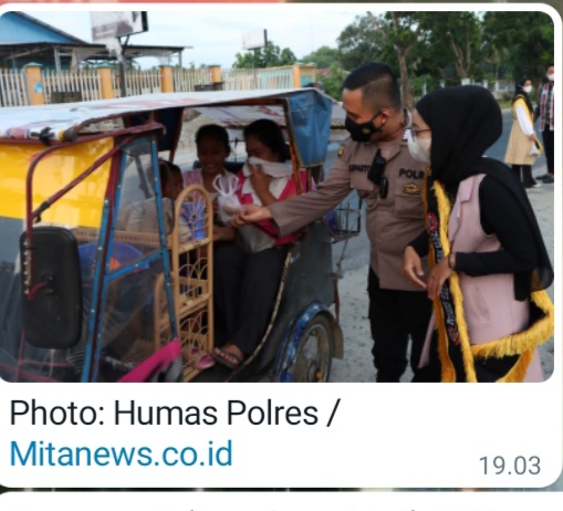 Personel Humas Polres Sergai, Bripka Juparto Situmorang, S.H terlihat membagikan takjil kepada setiap pengendara yang melintas di Jalan Sei Rampah
