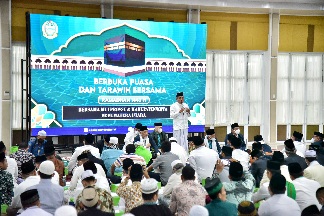 Gubernur Sumatera Utara (Sumut) Edy Rahmayadi melaksanakan buka puasa 21 Ramadan 1443 H serta Salat Maghrib bersama Pengurus Majelis Ulama Indonesia (MUI) se Sumut di Aula Tengku Rizal Nurdin, Rumah Jabatan Gubernur Sumut, Jalan Sudirman Medan, Sabtu (23/4/2022)