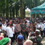 Gubernur Sumatera Utara Edy Rahmayadi didampingi Kadis Kehutanan Sumut Herianto, Kadis Perkebunan Lis Handayani Siregar, Plt.Bupati Palas H.Ahmad Zarnawi Pasaribu , Sekda Arpan Nasution ,Kapolres Palas dan Pejabat penting daerah Palas membagikan paket sembako kepada warga di Lapangan Sepak Bola Desa Hapung Kecamatan Sosa Julu Kabupaten Padanglawas , Rabu (27/4).