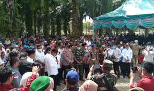 Gubernur Sumatera Utara Edy Rahmayadi didampingi Kadis Kehutanan Sumut Herianto, Kadis Perkebunan Lis Handayani Siregar, Plt.Bupati Palas H.Ahmad Zarnawi Pasaribu , Sekda Arpan Nasution ,Kapolres Palas dan Pejabat penting daerah Palas membagikan paket sembako kepada warga di Lapangan Sepak Bola Desa Hapung Kecamatan Sosa Julu Kabupaten Padanglawas , Rabu (27/4).