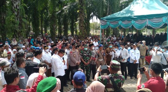 Gubernur Sumatera Utara Edy Rahmayadi didampingi Kadis Kehutanan Sumut Herianto, Kadis Perkebunan Lis Handayani Siregar, Plt.Bupati Palas H.Ahmad Zarnawi Pasaribu , Sekda Arpan Nasution ,Kapolres Palas dan Pejabat penting daerah Palas membagikan paket sembako kepada warga di Lapangan Sepak Bola Desa Hapung Kecamatan Sosa Julu Kabupaten Padanglawas , Rabu (27/4).