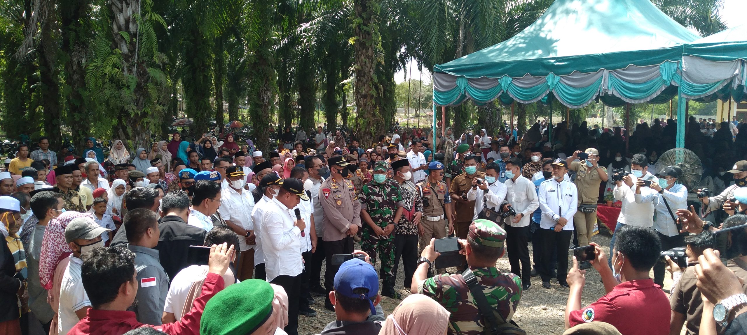 Gubernur Sumatera Utara Edy Rahmayadi didampingi Kadis Kehutanan Sumut Herianto, Kadis Perkebunan Lis Handayani Siregar, Plt.Bupati Palas H.Ahmad Zarnawi Pasaribu , Sekda Arpan Nasution ,Kapolres Palas dan Pejabat penting daerah Palas membagikan paket sembako kepada warga di Lapangan Sepak Bola Desa Hapung Kecamatan Sosa Julu Kabupaten Padanglawas , Rabu (27/4).