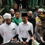 Wakil Gubernur (Wagub) Sumatera Utara (Sumut) Musa Rajekshah menyerahkan Zakat Mal ke Baitul Maal Al Fatih United, Rabu (27/4). Zakat tersebut disalurkan dengan secara langsung mengundang Mustahik ke Masjid Al Musannif dan secara langsung diantar ke dusun-dusun di Kecamatan Percut Sei Tuan, Deliserdang, dengan menggunakan 20 unit mobil kebersihan keliling Yayasan Haji Anif (YHA).