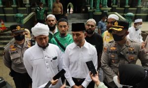 Wakil Gubernur (Wagub) Sumatera Utara (Sumut) Musa Rajekshah menyerahkan Zakat Mal ke Baitul Maal Al Fatih United, Rabu (27/4). Zakat tersebut disalurkan dengan secara langsung mengundang Mustahik ke Masjid Al Musannif dan secara langsung diantar ke dusun-dusun di Kecamatan Percut Sei Tuan, Deliserdang, dengan menggunakan 20 unit mobil kebersihan keliling Yayasan Haji Anif (YHA).