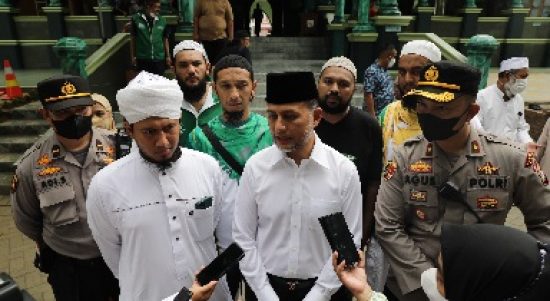Wakil Gubernur (Wagub) Sumatera Utara (Sumut) Musa Rajekshah menyerahkan Zakat Mal ke Baitul Maal Al Fatih United, Rabu (27/4). Zakat tersebut disalurkan dengan secara langsung mengundang Mustahik ke Masjid Al Musannif dan secara langsung diantar ke dusun-dusun di Kecamatan Percut Sei Tuan, Deliserdang, dengan menggunakan 20 unit mobil kebersihan keliling Yayasan Haji Anif (YHA).