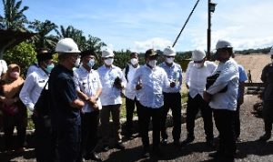Gubernur Sumut Edy Rahmayadi didampingi Kadis Kehutanan Sumut Herianto, Kadis Perkebunan Lis Handayani Siregar dan Plt Dirut PT Perkebunan Sumatera Utara (PSU) Hidayat meninjau Pabrik Kelapa Sawit PT PSU di Simpang Gambir, Kecamatan Lingga Bayu, Kabupaten Mandailingnatal, Rabu (27/4).