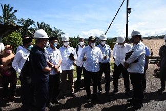 Gubernur Sumut Edy Rahmayadi didampingi Kadis Kehutanan Sumut Herianto, Kadis Perkebunan Lis Handayani Siregar dan Plt Dirut PT Perkebunan Sumatera Utara (PSU) Hidayat meninjau Pabrik Kelapa Sawit PT PSU di Simpang Gambir, Kecamatan Lingga Bayu, Kabupaten Mandailingnatal, Rabu (27/4).