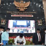 Gubernur Sumatera Utara (Sumut) Edy Rahmayadi bersama Ketua DPRD Sumut Baskami Ginting menandatangani hasil Pengambilan Keputusan Bersama terhadap Ranperda tentang Pencegahan dan Penanggulangan HIV/AIDS usai Penyampaian Laporan Bapemperda oleh Gubernur Sumut pada Sidang Paripurna yang digelar di ruang Sidang DPRD Sumut, Kamis (14/04).