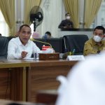Gubernur Sumatera Utara (Sumut) Edy Rahmayadi menghadiri rapat bersama Ketua DPRD Kabupaten Padang Lawas (Palas) Irsan Bangun Harahap beserta para anggota DPRD Kabupaten Palas di Aula Tengku Rizal Nurdin Jalan Jenderal Sudirman Nomor 41 Medan, Selasa (19/4).