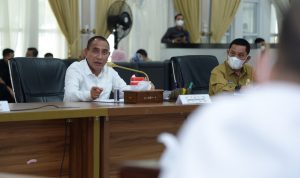 Gubernur Sumatera Utara (Sumut) Edy Rahmayadi menghadiri rapat bersama Ketua DPRD Kabupaten Padang Lawas (Palas) Irsan Bangun Harahap beserta para anggota DPRD Kabupaten Palas di Aula Tengku Rizal Nurdin Jalan Jenderal Sudirman Nomor 41 Medan, Selasa (19/4).